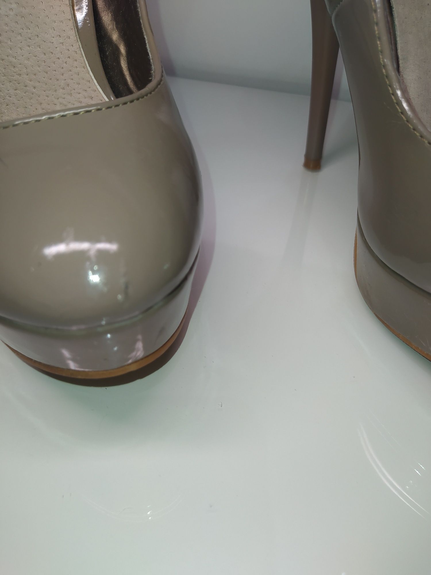Buty na obcasie lakierek