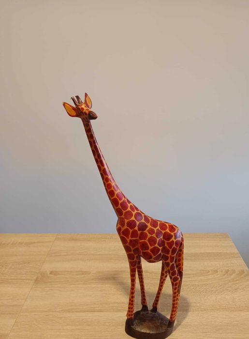 Arte africana, girafa em madeira.