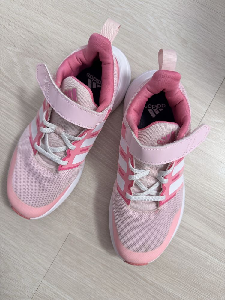 Adidas 35.  Для девочки кроссовки