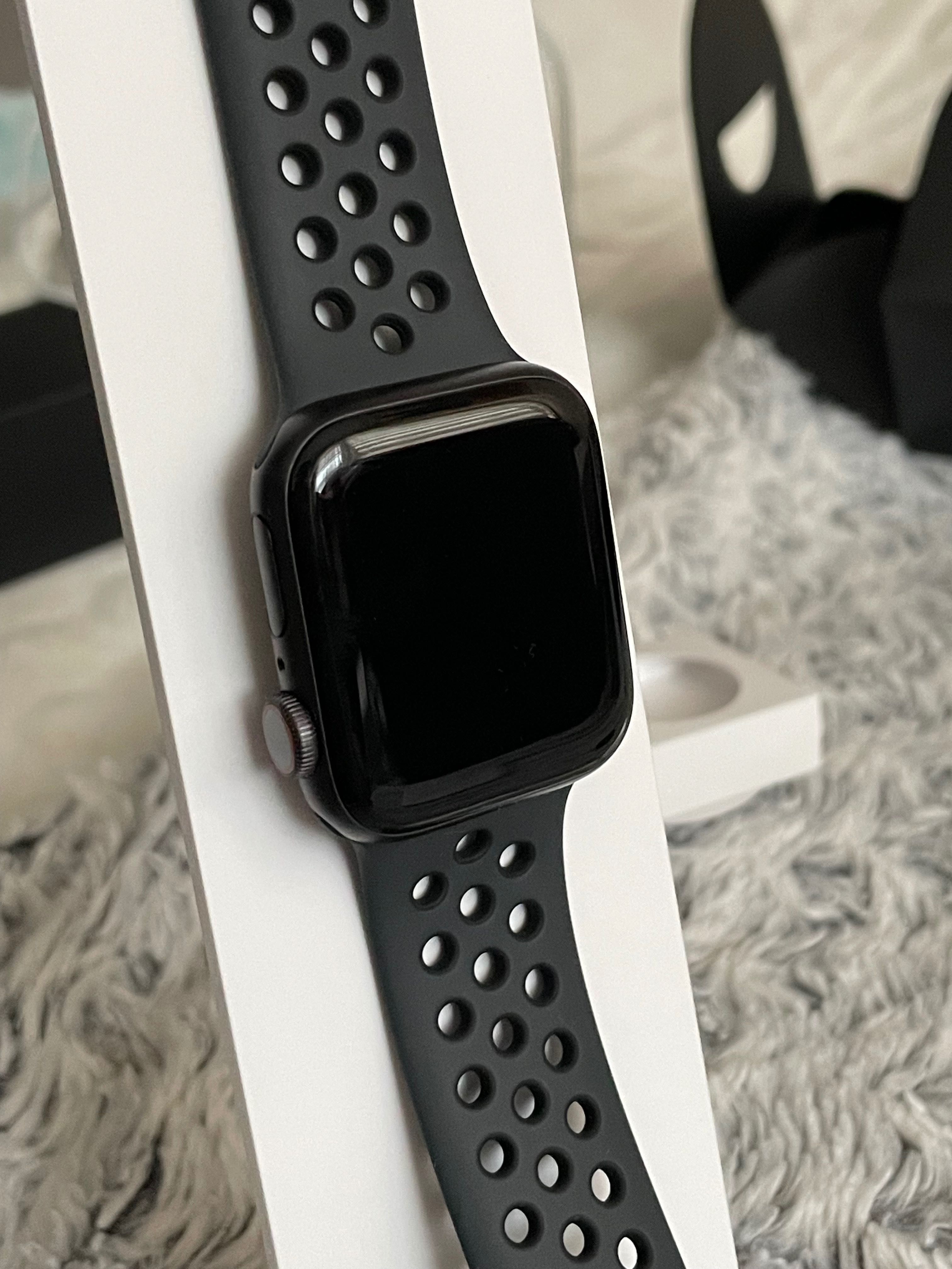 Zegarek sportowy Apple Watch Nike Series 5