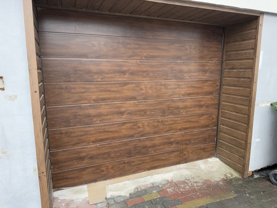 Brama garażowa segmentowa z napędem, 2023 rok, ciemny orzech