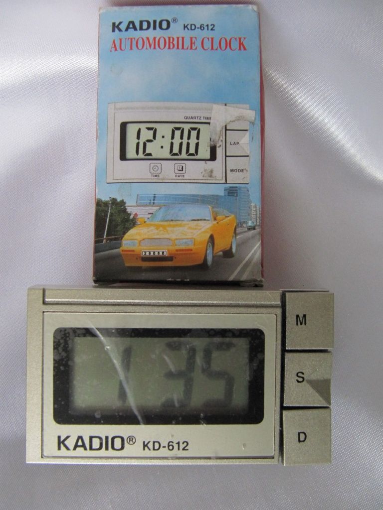Часы автомобильные KADIO,новые, большой ЖКИ,крепление на стекло