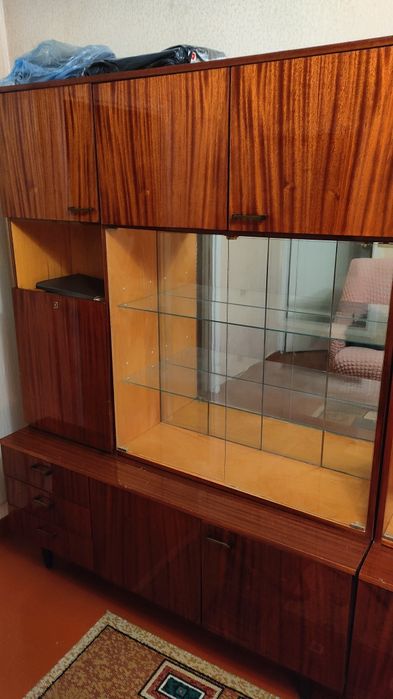 БЕЗКОШТОВНО віддам сервант + тумба. Самовивоз!!!