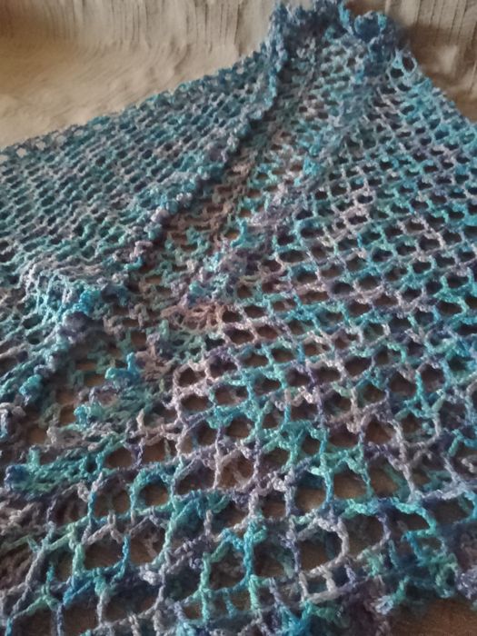 Шаль в'язана гачком блакитно фіолетового кольору . Ручної роботи .