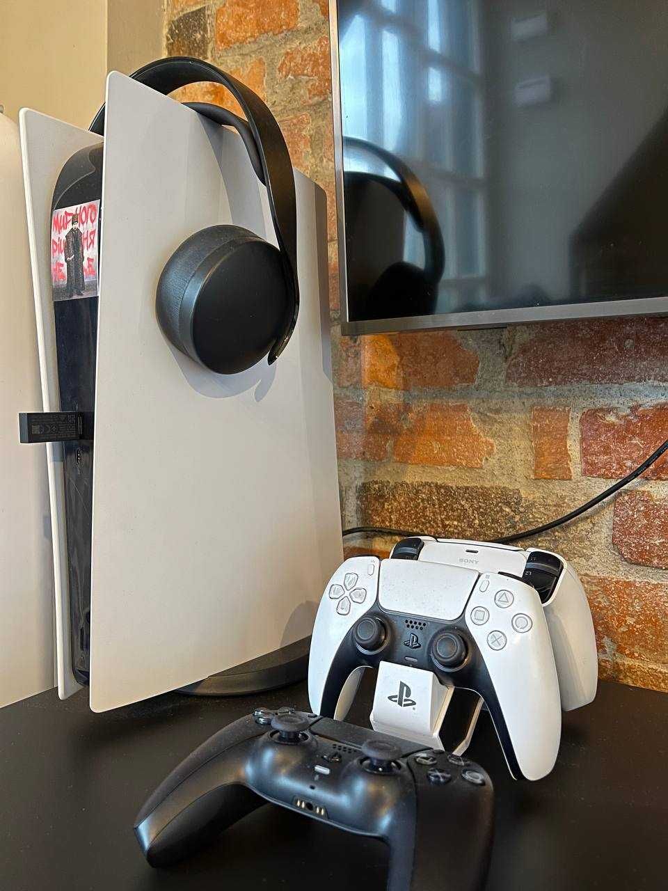 PlayStation 5 + słuchawki, stacja dokująca i 3 gamepady