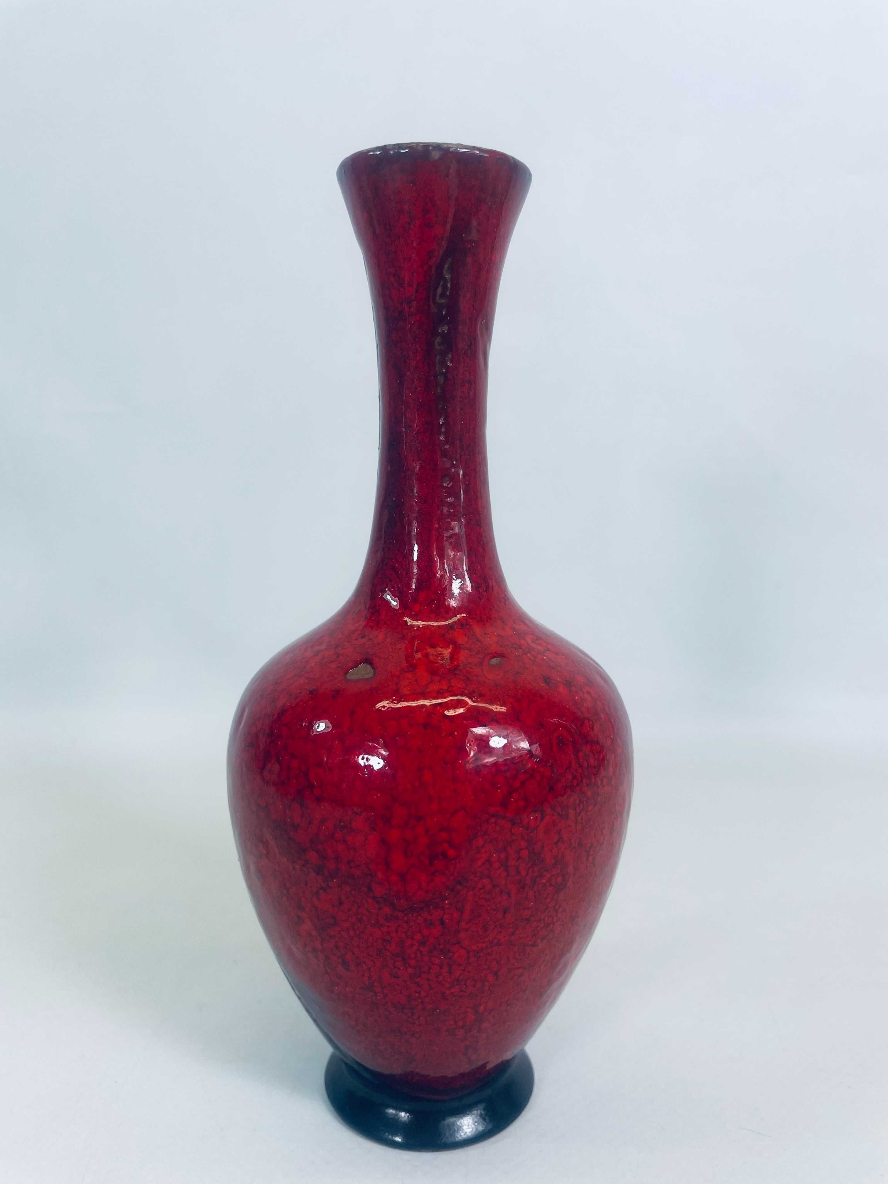 Piękny wazon ceramiczny w połowie czerwono czarny