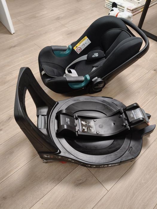 Fotelik samochodowy z bazą Britax Romer Baby-safe iSense 0-13kg czarny