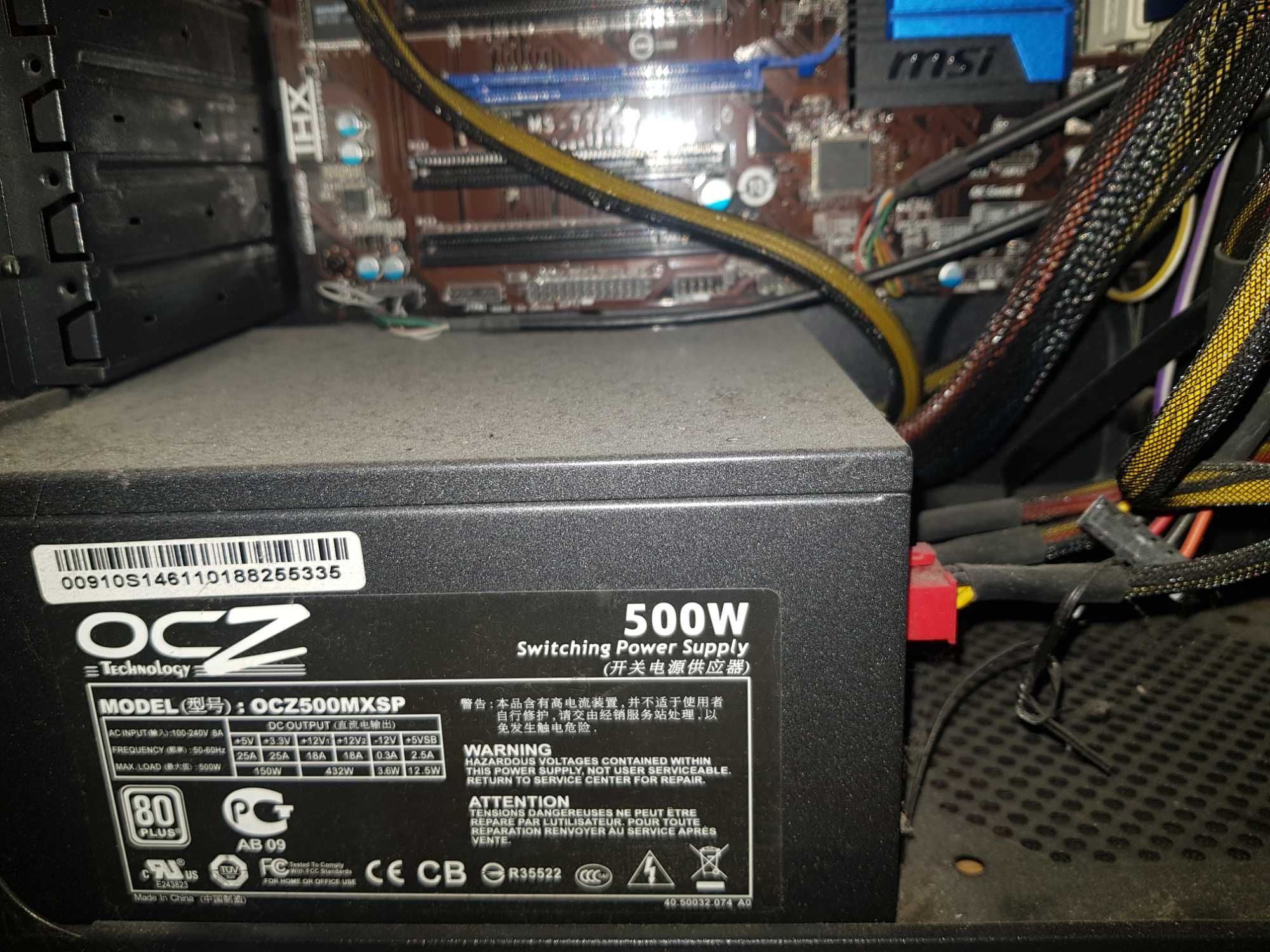 Komputer gamingowy z monitorem