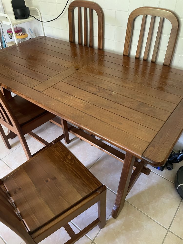 Mesa de sala com 4 cadeiras Cerne.