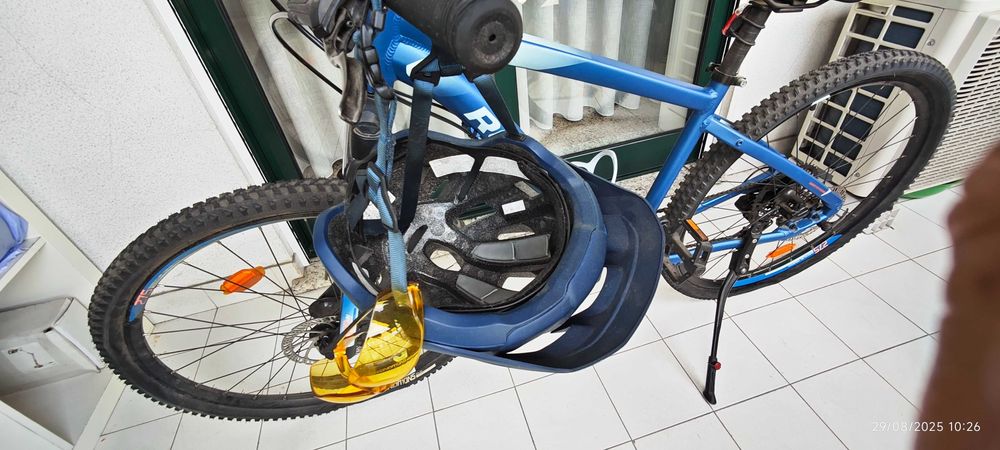 Vendo bicicleta, quase sem uso! Inclui capacete e óculos.