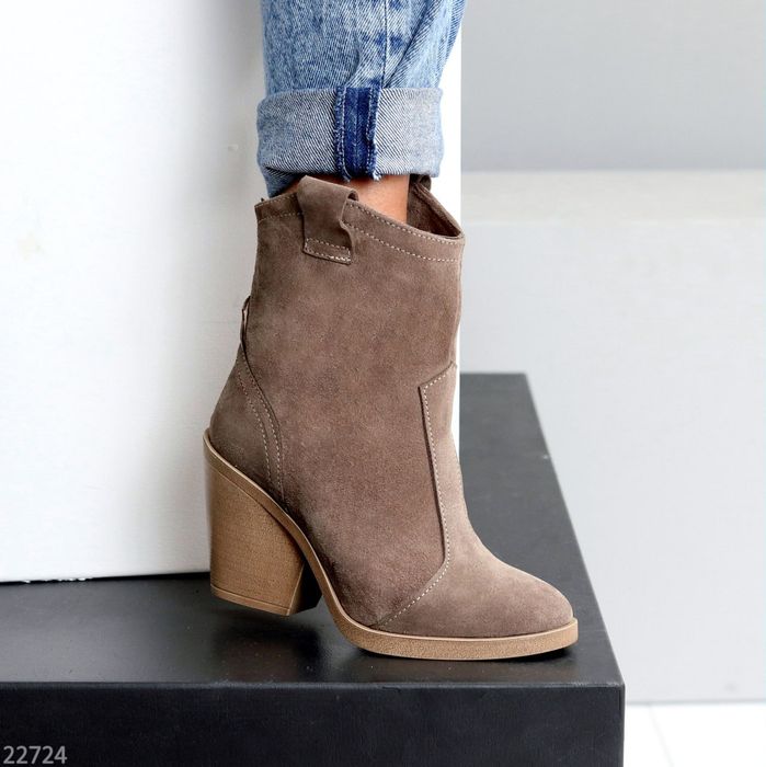 Стильні замшеві бежеві козаки