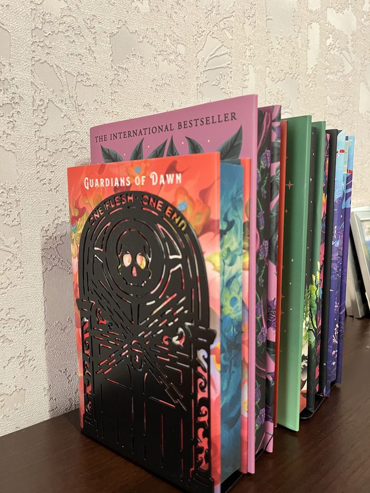Тримачі / підставка для книг