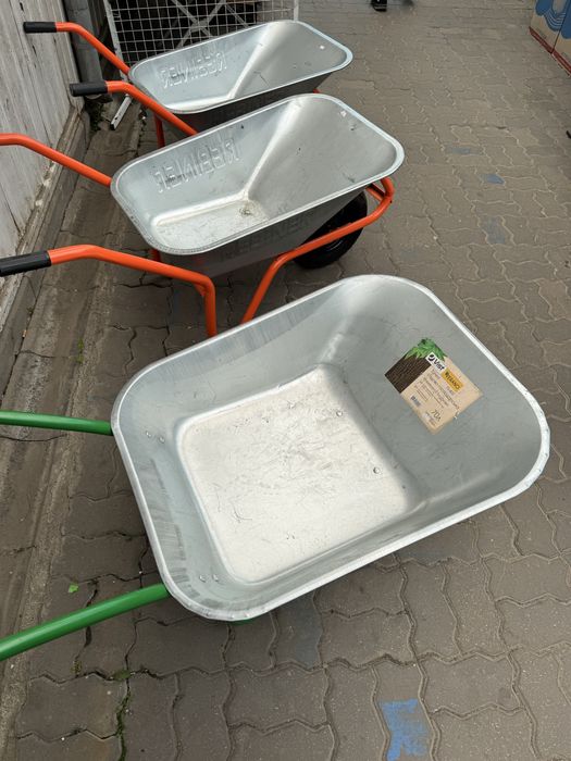 Тачка будівельна садова