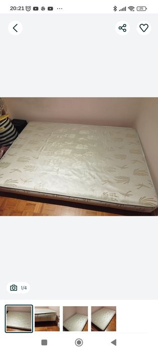 Sommier com pés e almofadado.