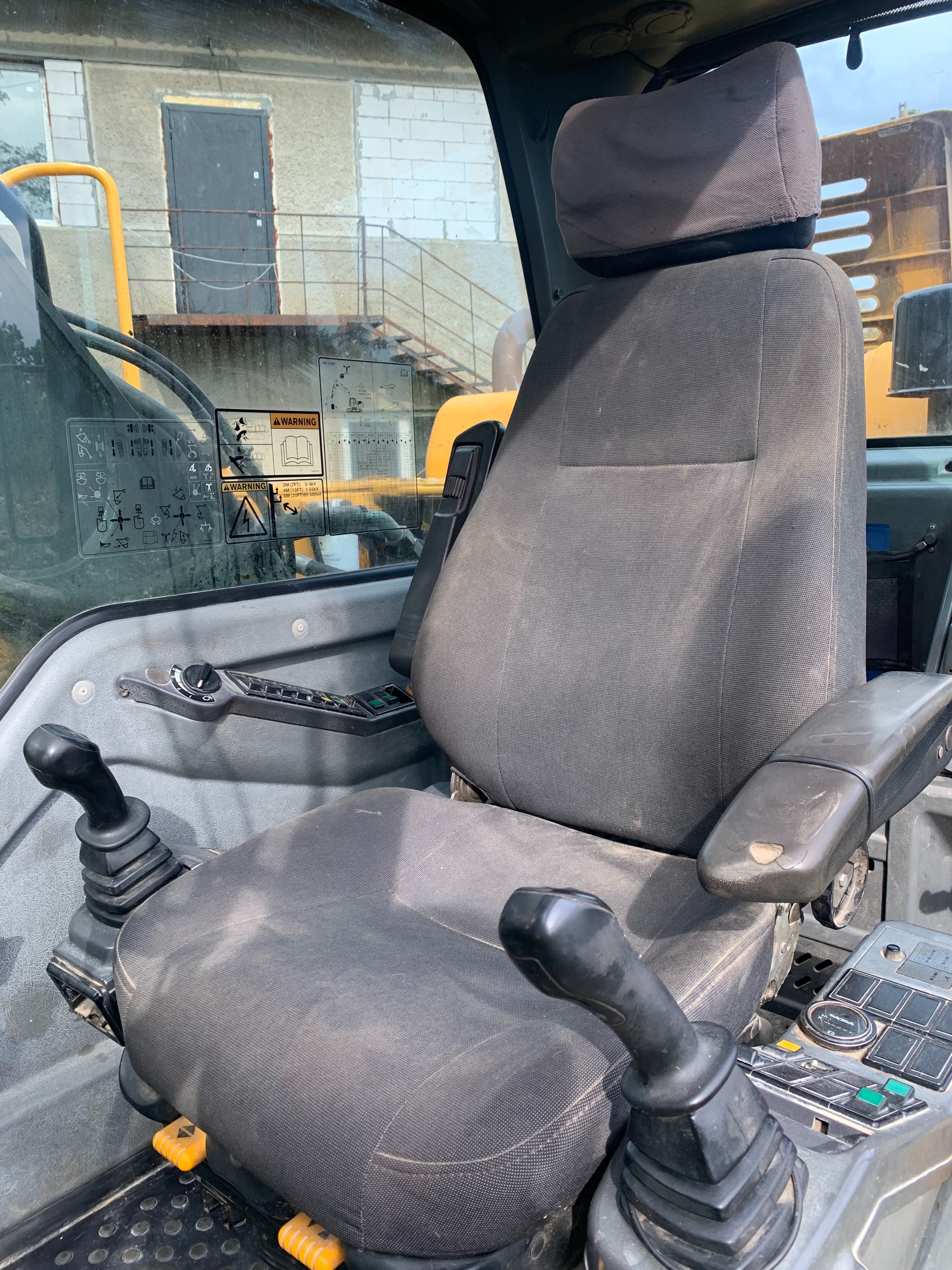 Екскаватор гусеничний Volvo EC 210 BLC