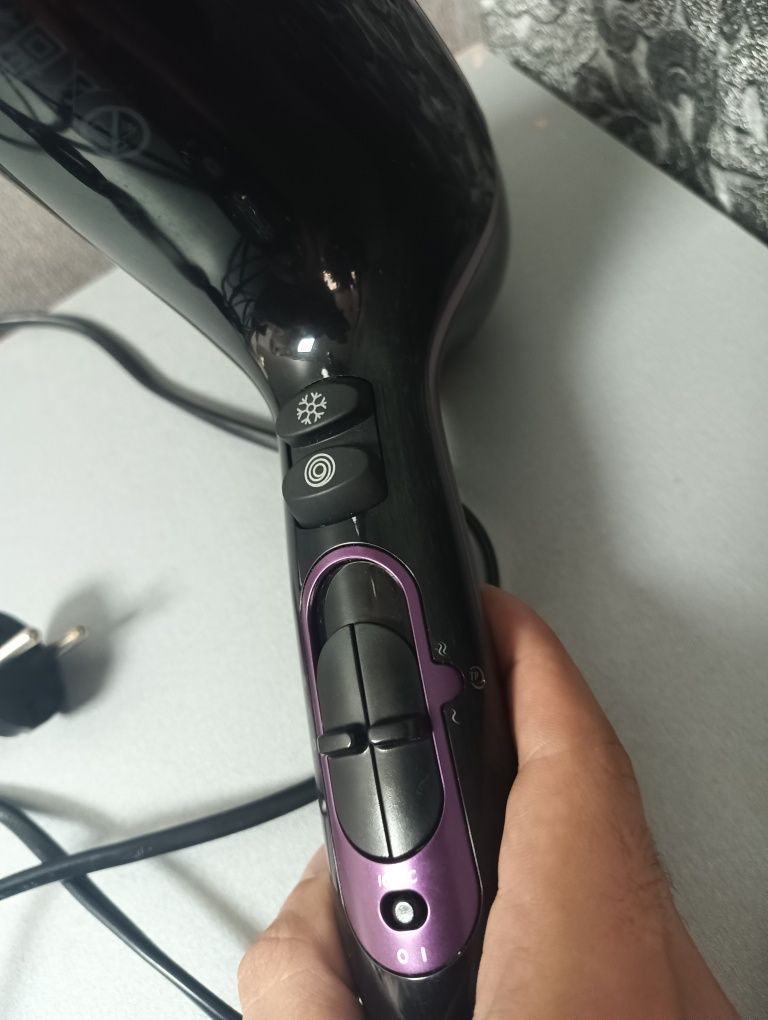 Фен PHILIPS ThermoProtect Ionic HP8233/00
