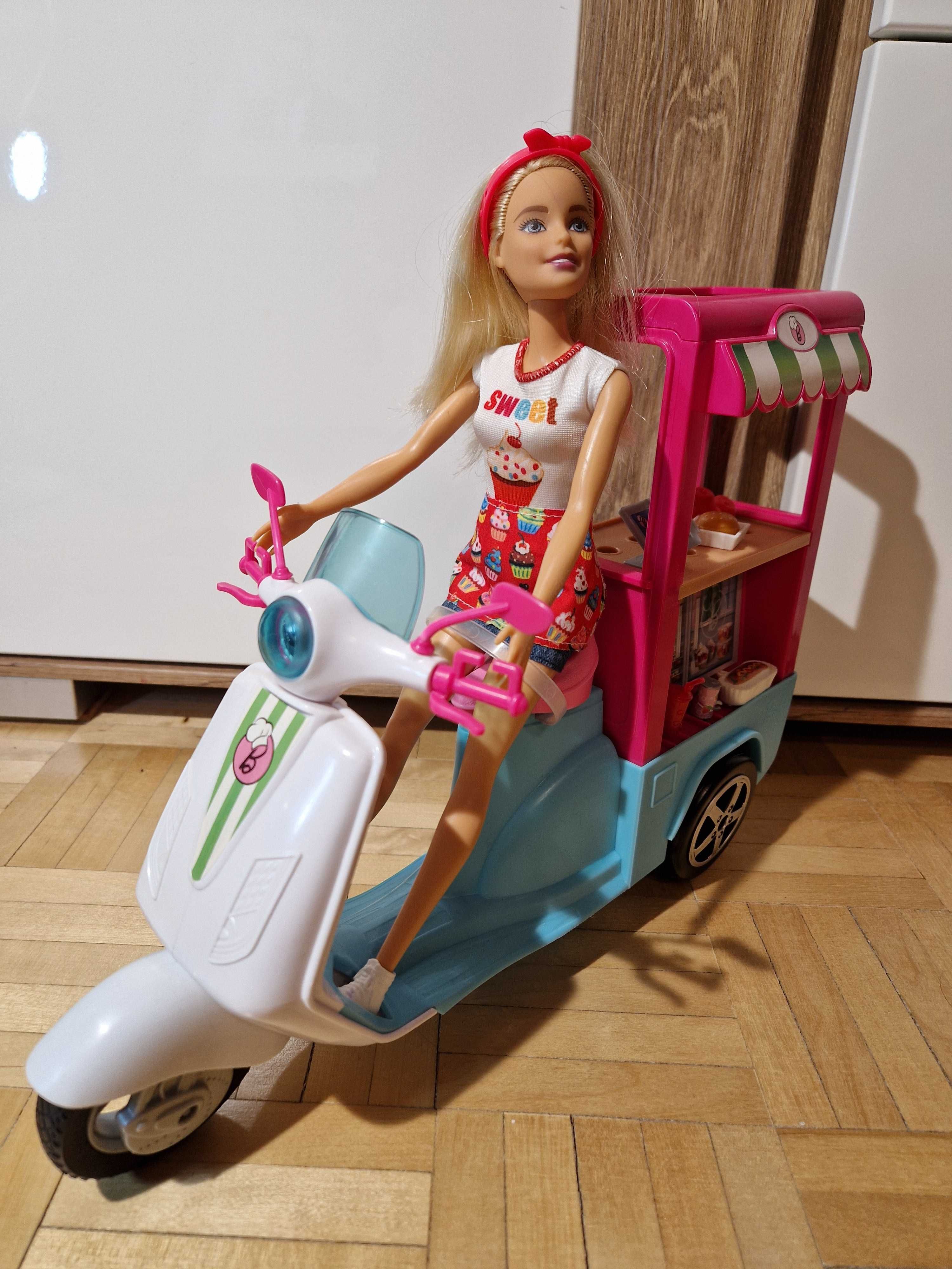 Lalka Barbie, na skuterze