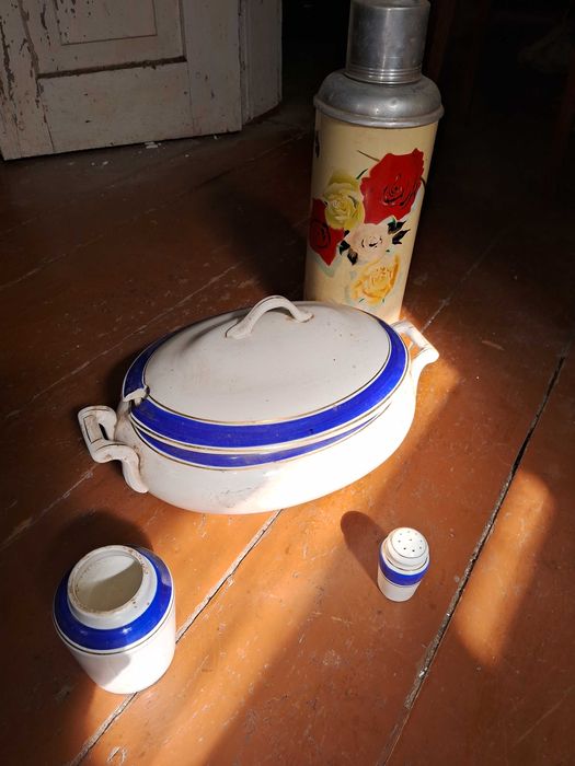 Тарілки, посуд та інше приладдя для дому