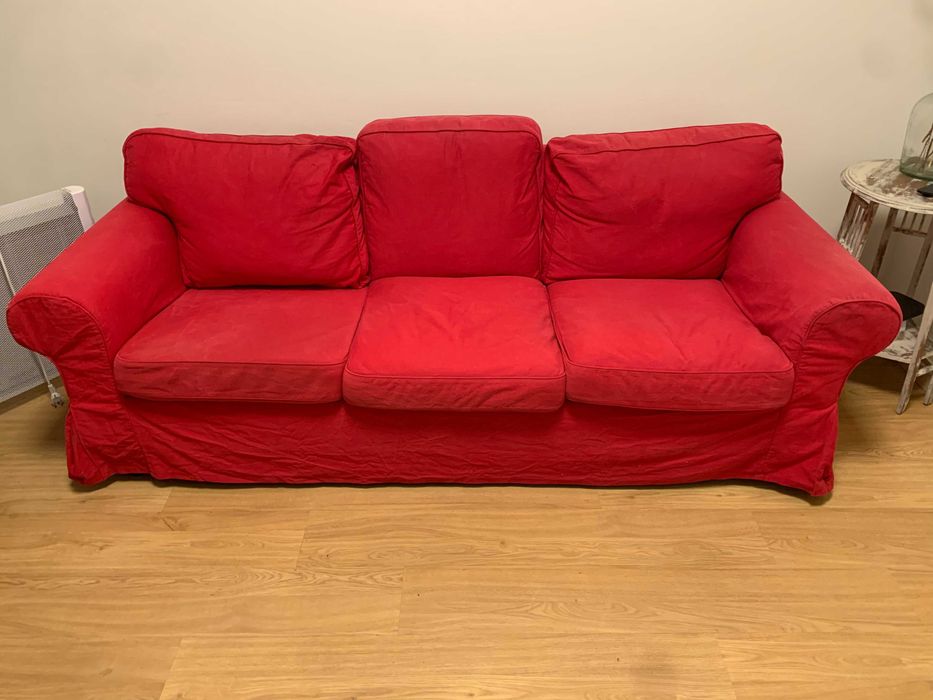 Sofá Ikea EKTORP com capa vermelha (removível)