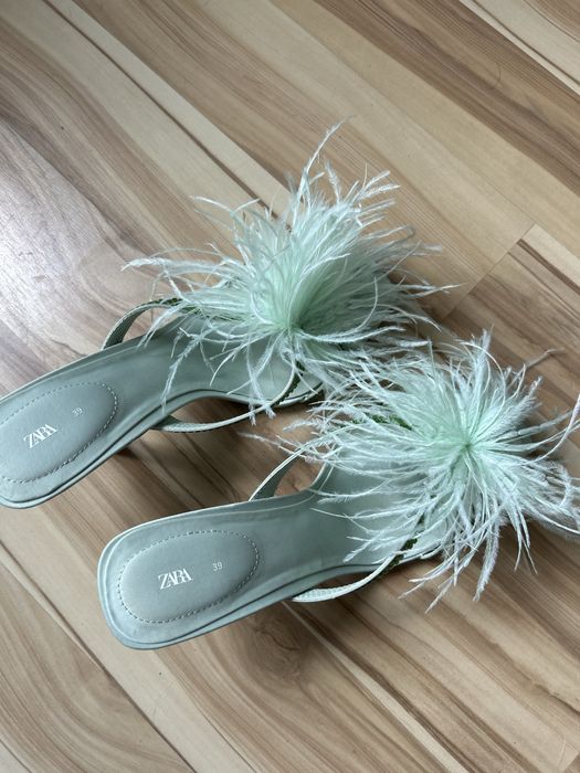 Zielone seledynowe klapki szpilki z piórami cekiny zielone 39 Zara