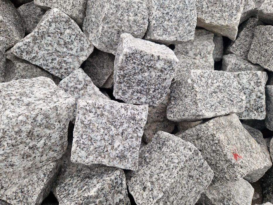 Kostka kamienna granitowa poniemiecka nowa kruszywa  grys dalmatyńczyk