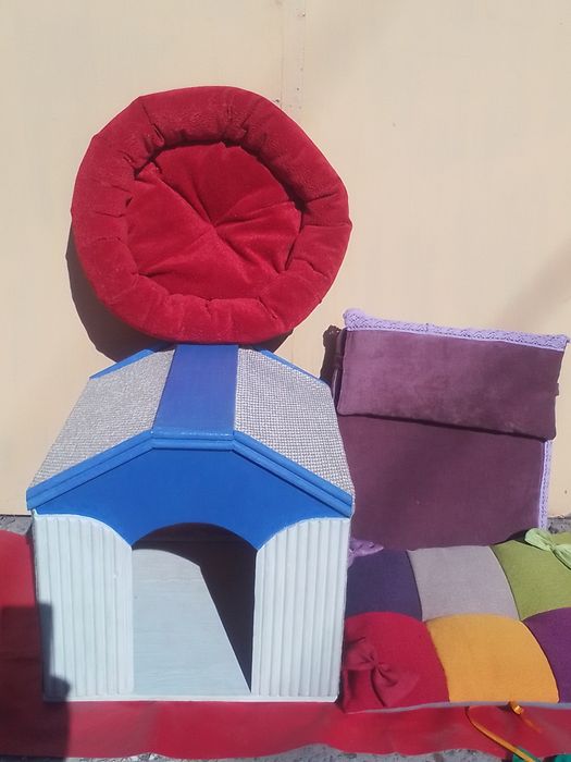 Домик из дерева и мягкие лежанки