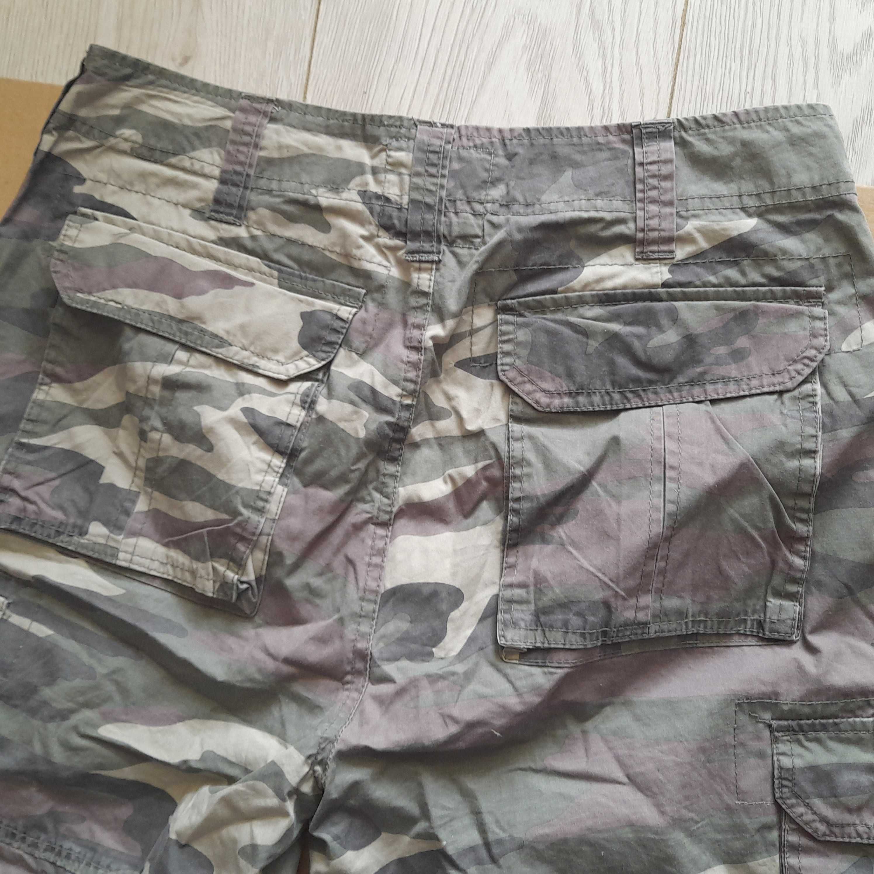 Tu. męskie krótkie spodenki woodland cargo bojówki Rozmiar Medium 32