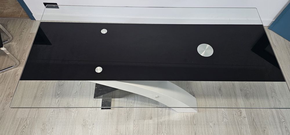 Mesa em vidro branca e preta
