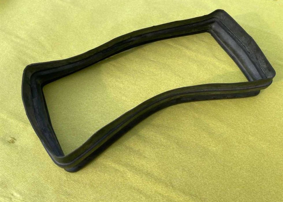 Уплотнитель резинка центрального воздуховода ВАЗ Нива 2121 оригинал