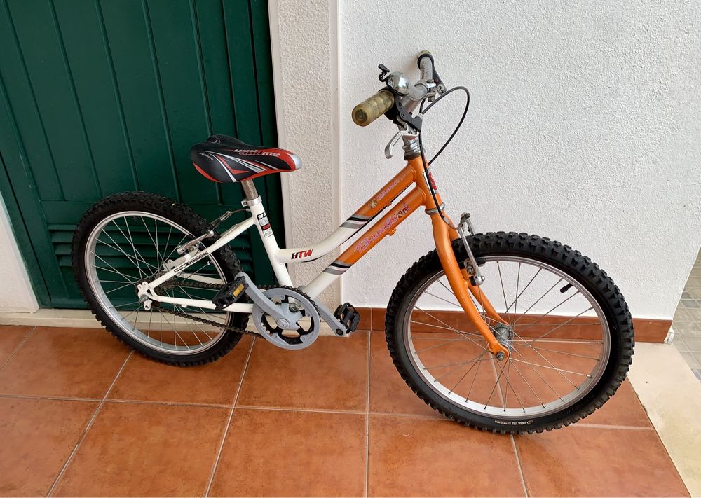 Bicicleta de criança usada em bom estado