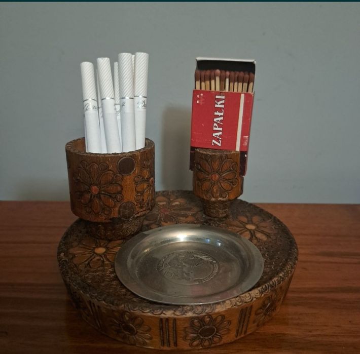 Zestaw dla palaczy pochodząca z Indii z ok 1930 roku