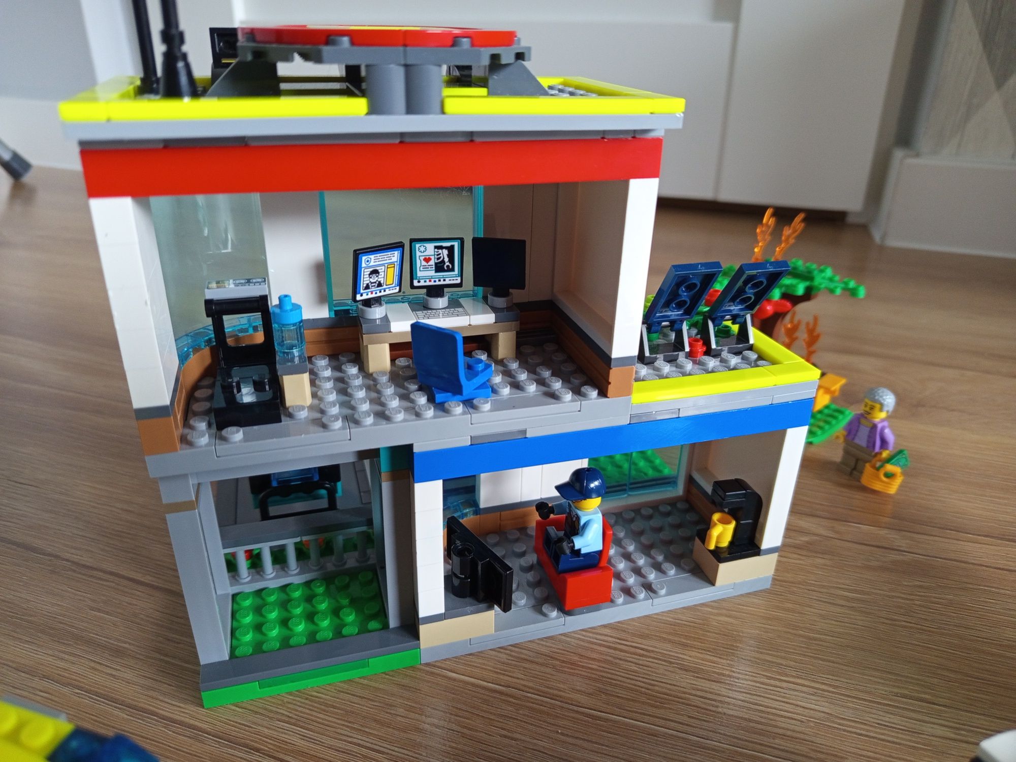 LEGO CITY Parking dla pojazdów uprzywilejowanych 60371
