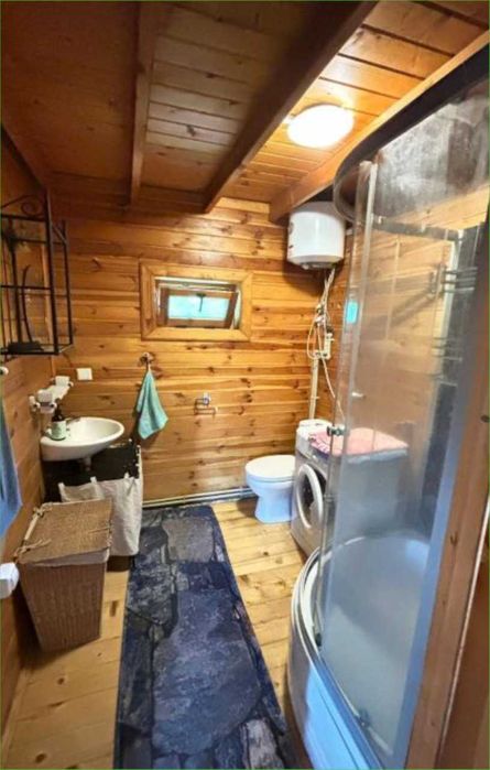 Drewniany domek na skraju lasu koło Kazimierz Dolny Janowiec nad Wisłą