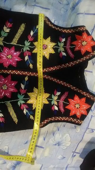 Продам жилетку вишиту вручну