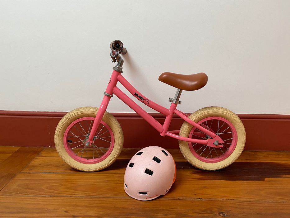 Bicicleta de equilíbrio Mundo Petit e capacete BTwin