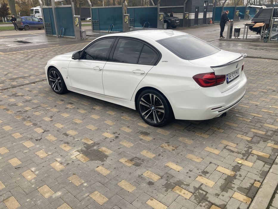 BMW 330E плагін гібрид
