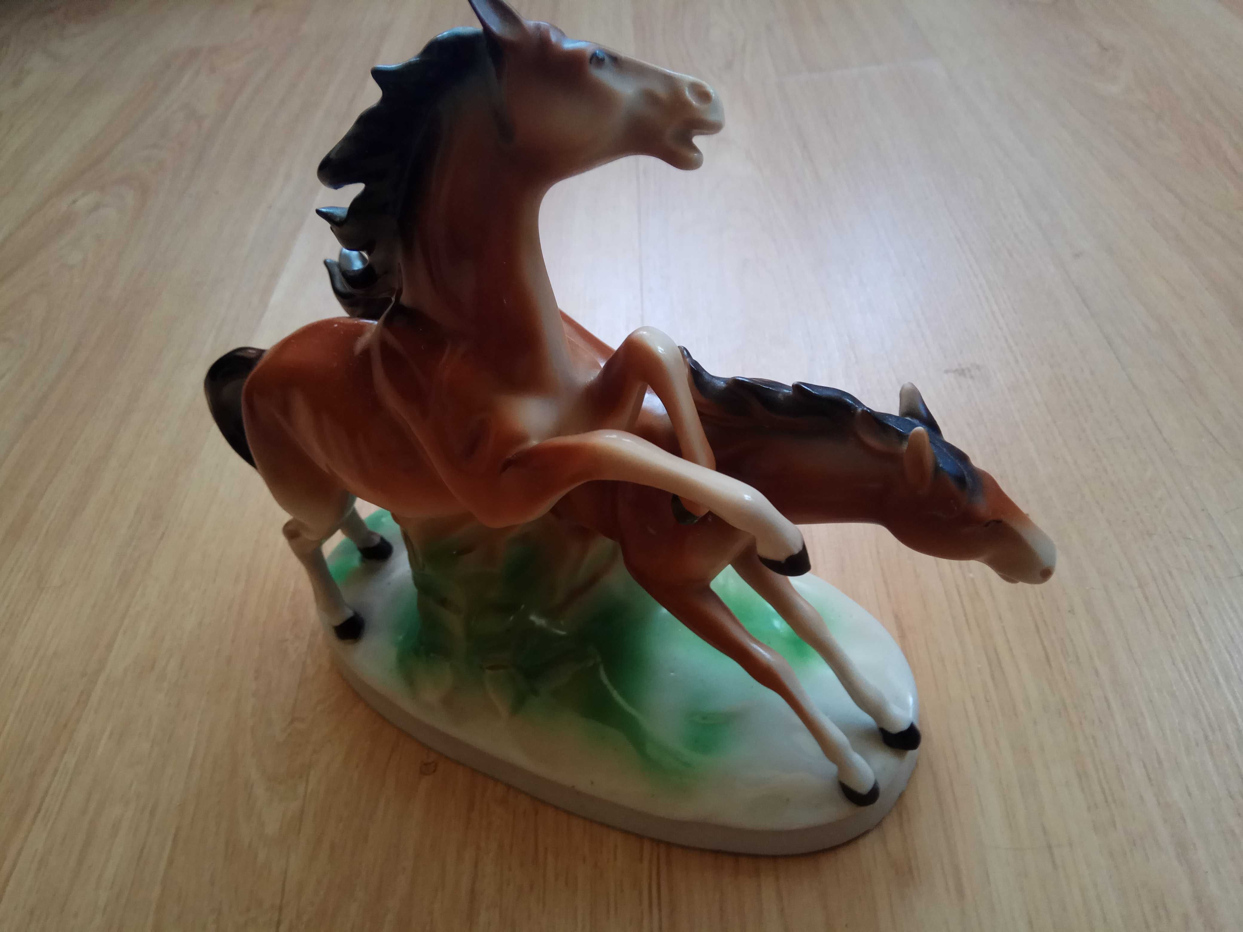 Винтажная фарфоровая статуэтка "Бегущие лошади" ГДР
