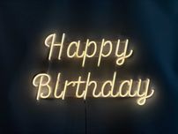 Неонова вивіска Happy birthday 510x310 біла