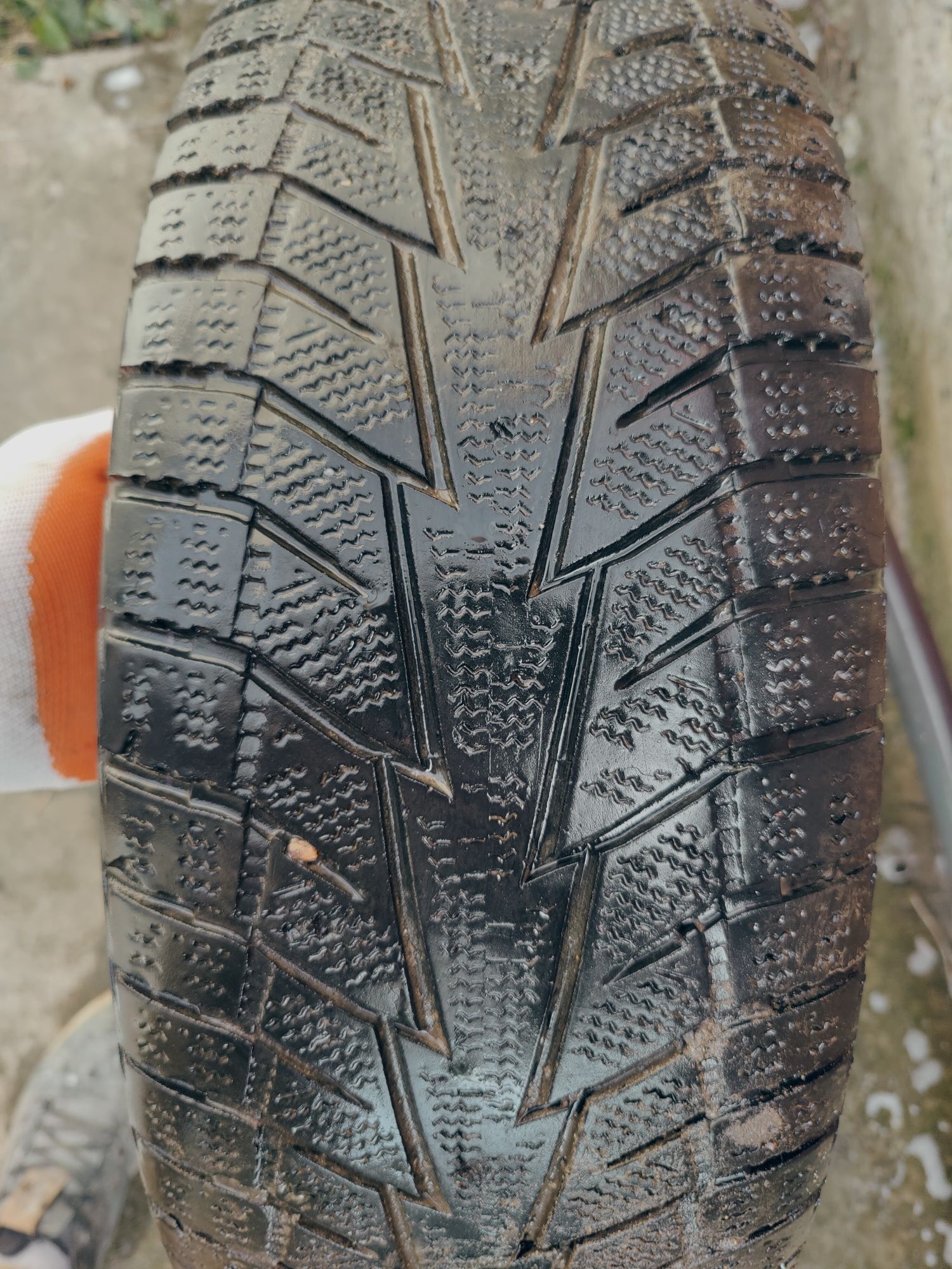 Шина зима hankook 215/65r16