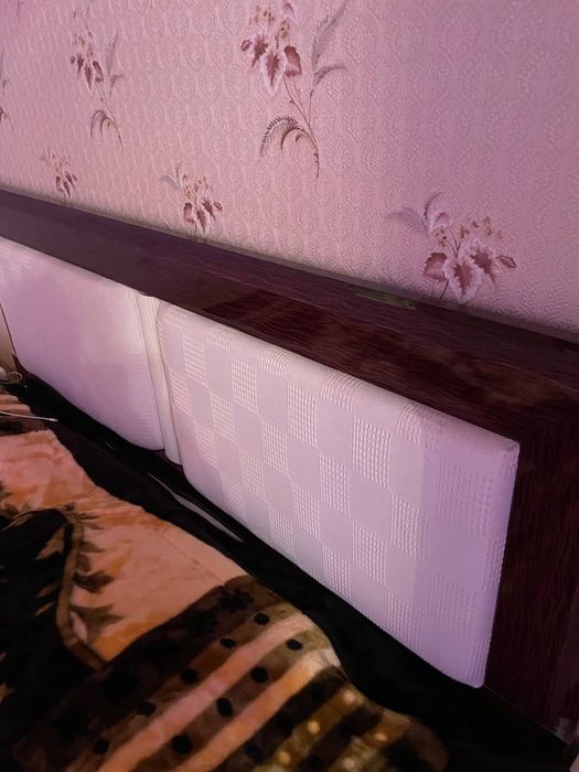 Шикарна спальня: лак, м'яка оббивка, дзеркало з підсвіткою