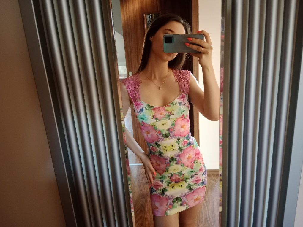 Sukienka w kwiaty na lato