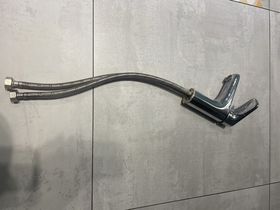 Змішувач води для умивальника