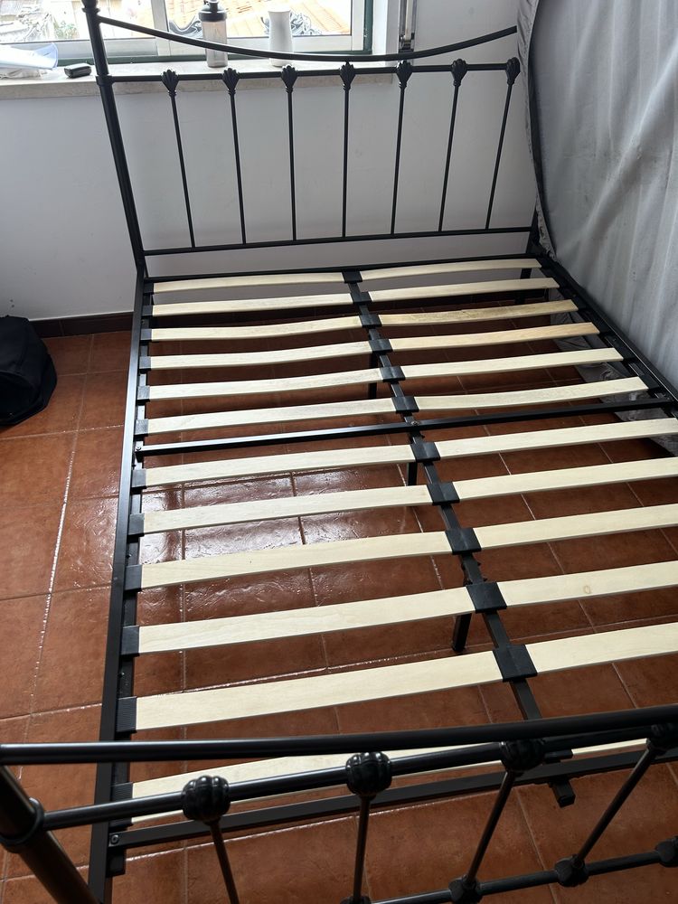 Cama casal na cor preta