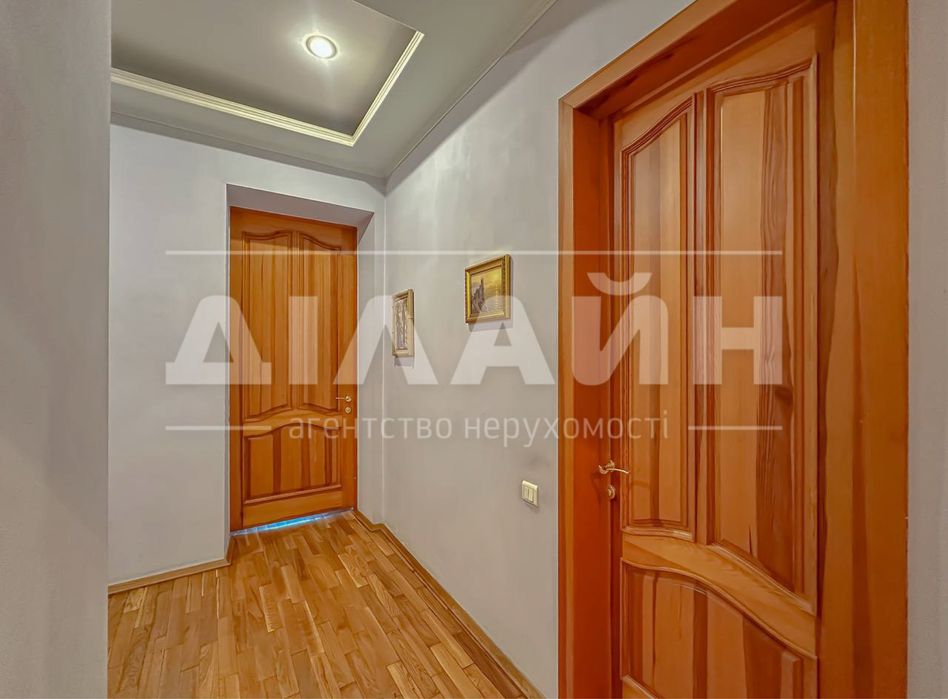 Краща локація! 2х кімн. Сталінка у Центрі міста!