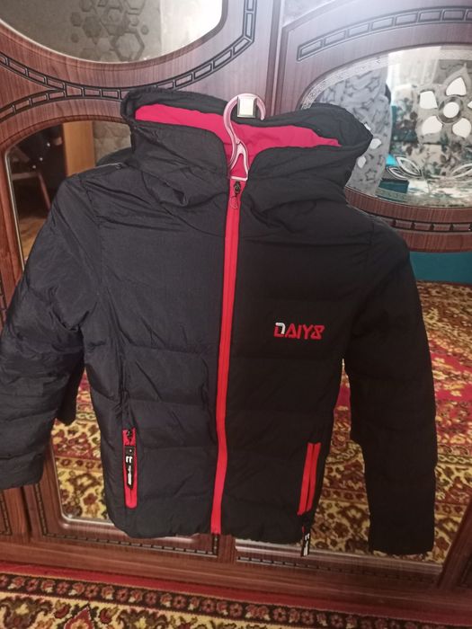 Куртка весна,чорна з червоним