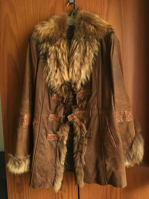 Vários casacos de senhora - Casas das Peles etc