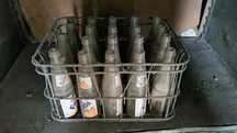 Stary metalowy transporter butelki fanta