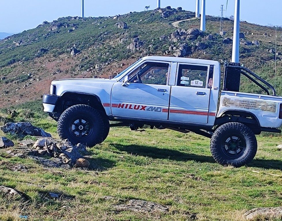 Toyota Hilux 4x4 troco por carrinha de bascola