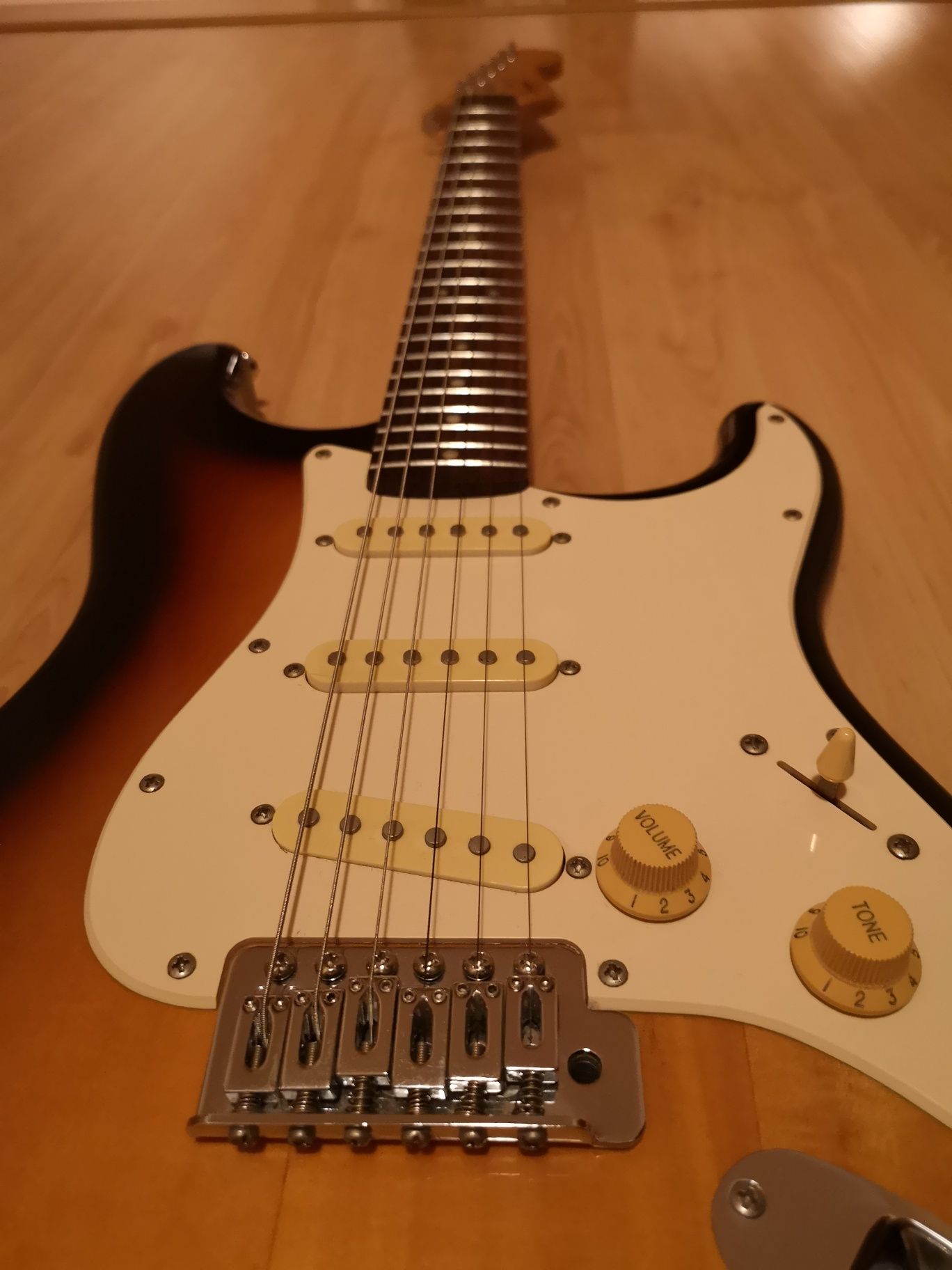 Squier by Fender Stratocaster Bullet SSS Sunburst