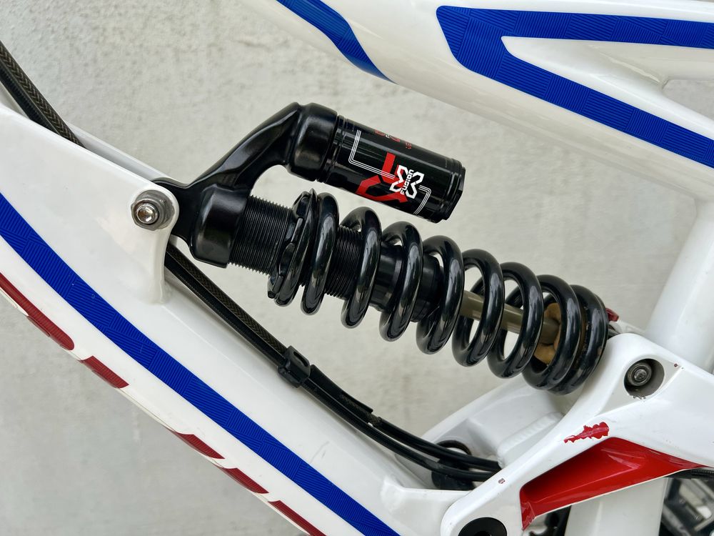 Specialized status 1 DH FR